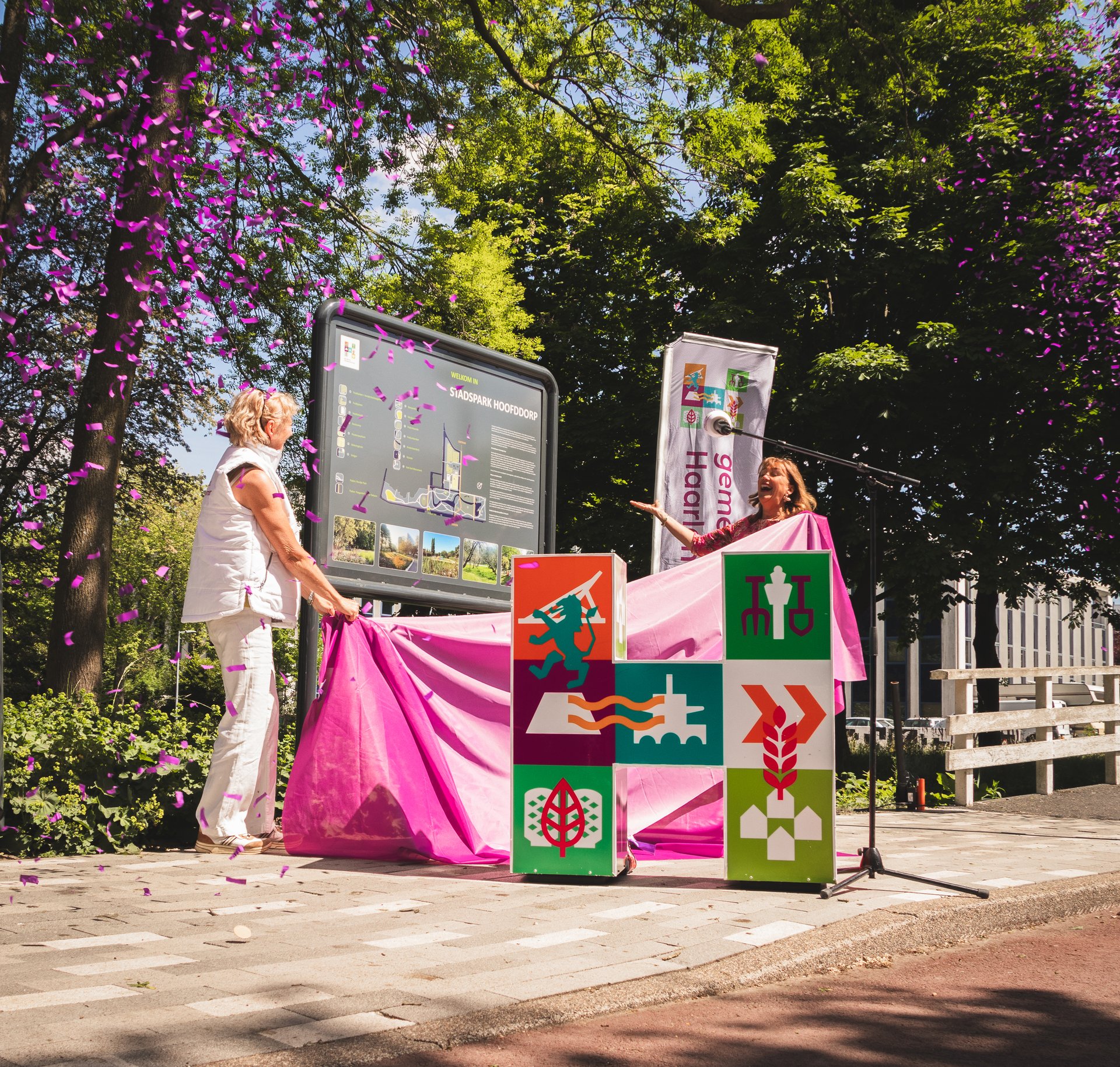 Wethouder Marja Ruigrok onthul het nieuwe informatiebord bij het Piratenpad in Stadspark Hoofddorp. 