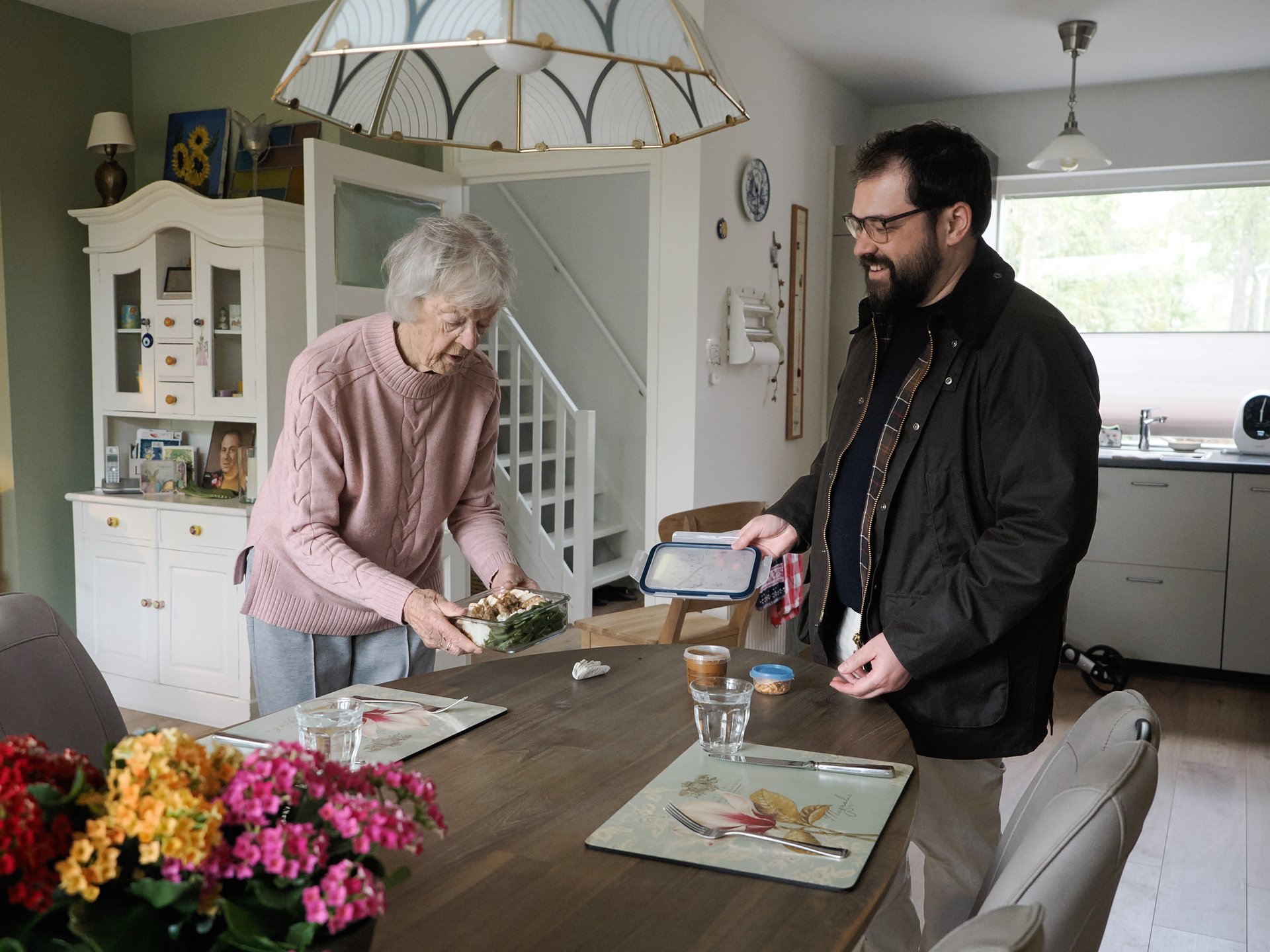 Nick en Carina pakken het eten uit.