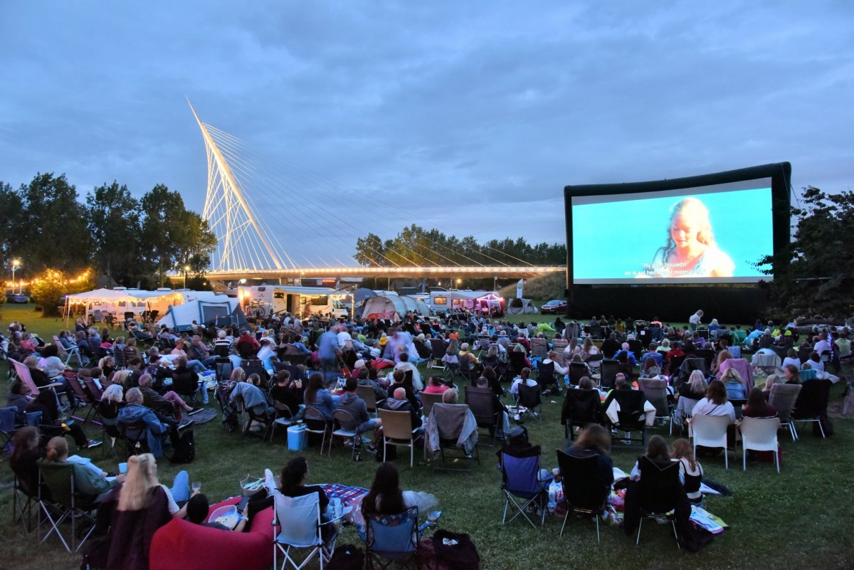 Bezoekers kijken een film in de openluchtbioscoop op landgoed Kleine Vennep in de PARK21 Zomerweek.