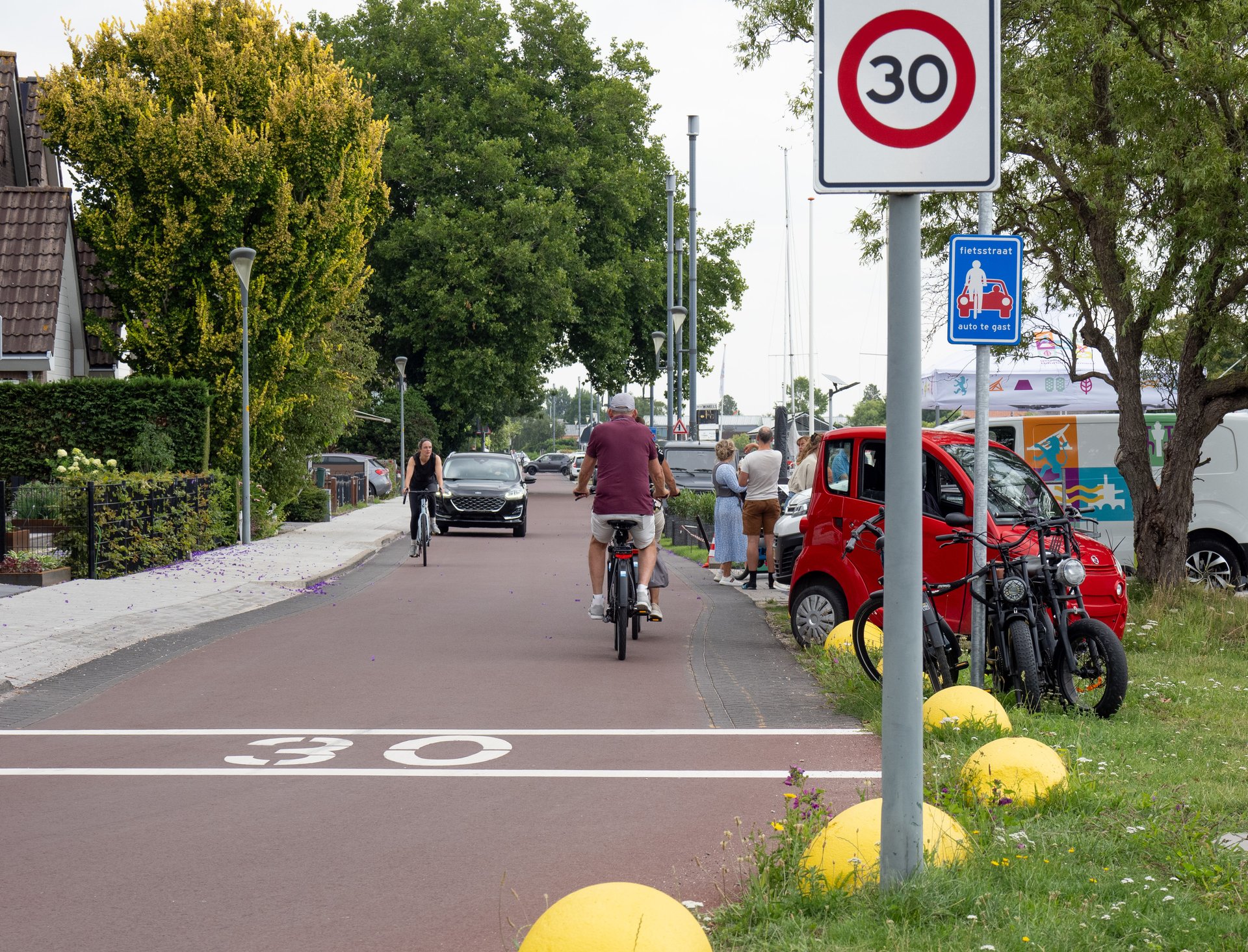 Fietsers op de fietsstraat.