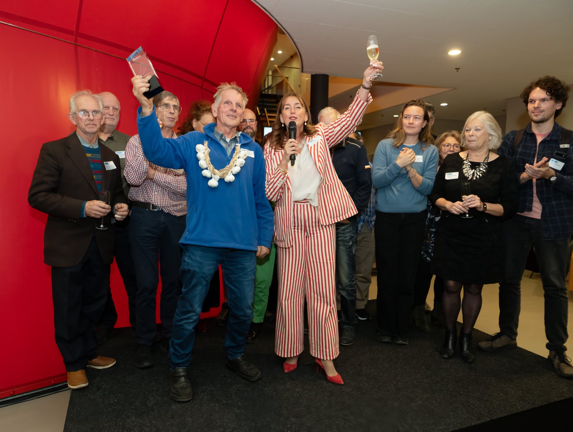 Wethouder Marja Ruigrok reikte de prijs afgelopen jaar uit aan Franke van der Laan en de vrijwilligers van MEERGroen. Foto: gemeente Haarlemmermeer  
