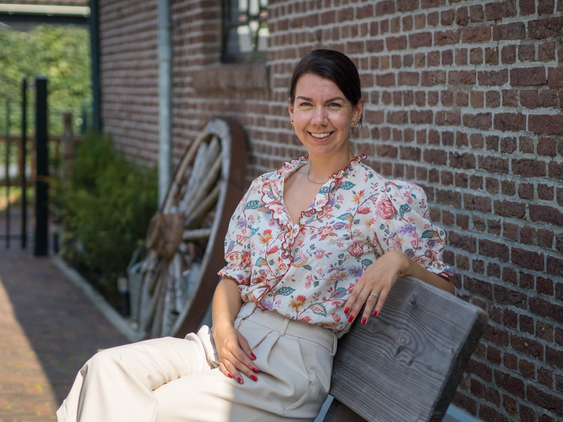 Lisa Bouma voor de Margaretha's Hoeve.