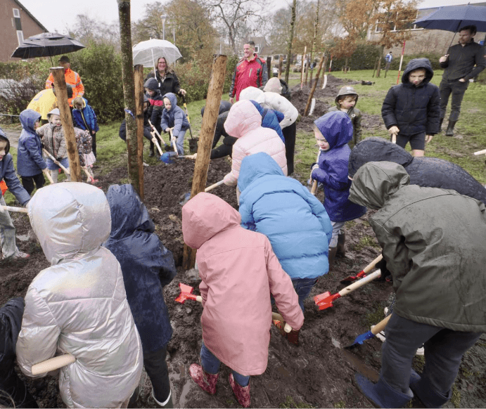 Kinderen helpen tijdens Boomfeestdag.