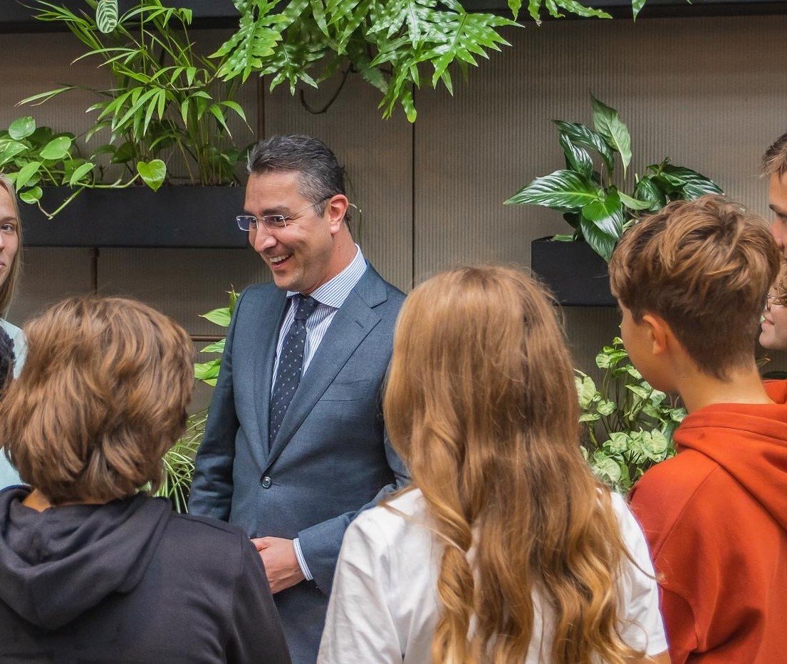Charif El Idrissi met een groep kinderen in gesprek.