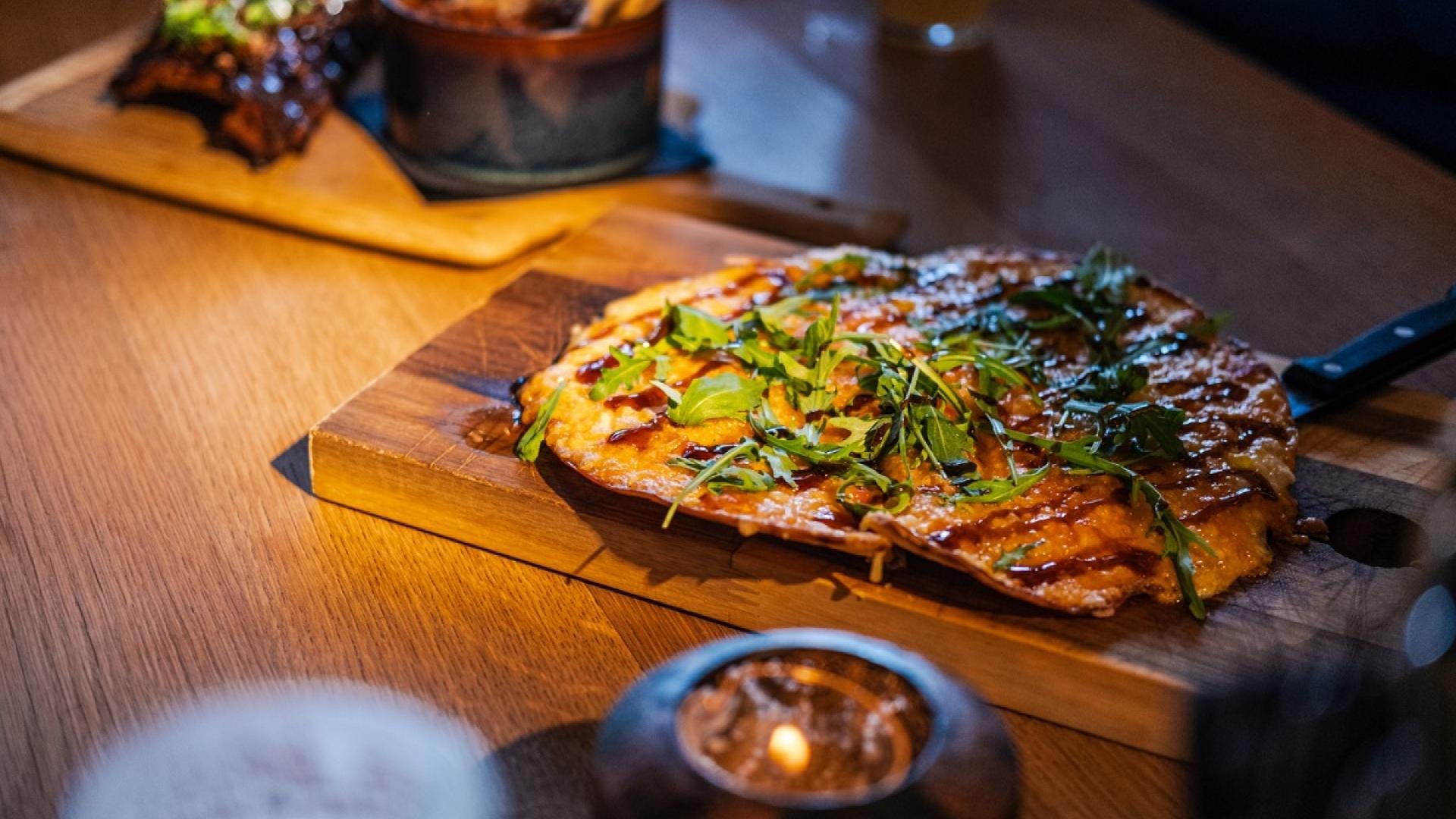 Een lekkere pizza op een houten bord