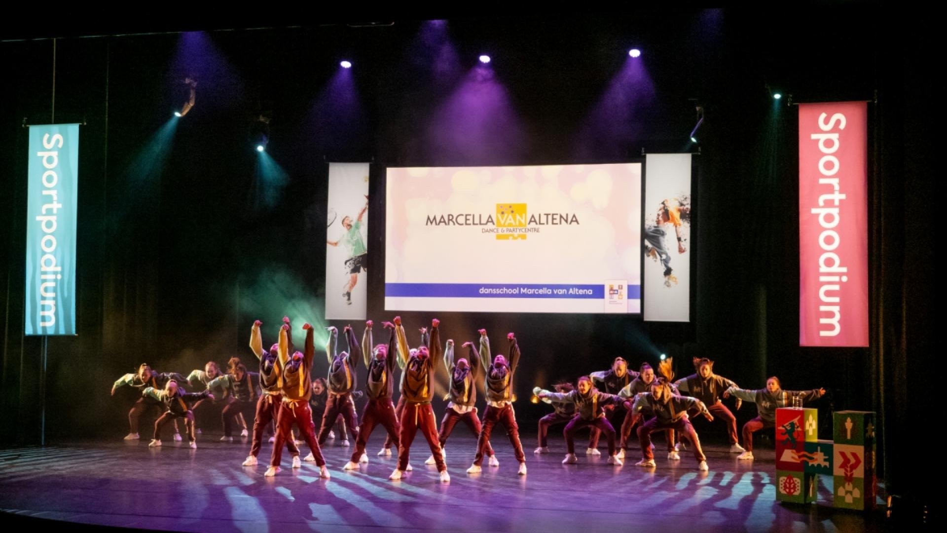 Dansers van dansschool Marcella van Altena treden op tijdens Sportpodium 2022