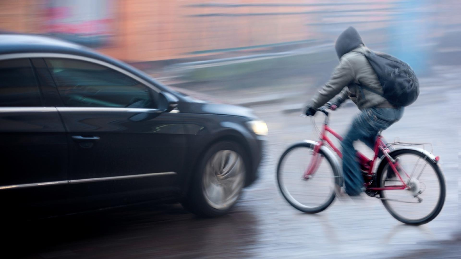 Een fietser komt van rechts en wordt bijna aangereden door een auto