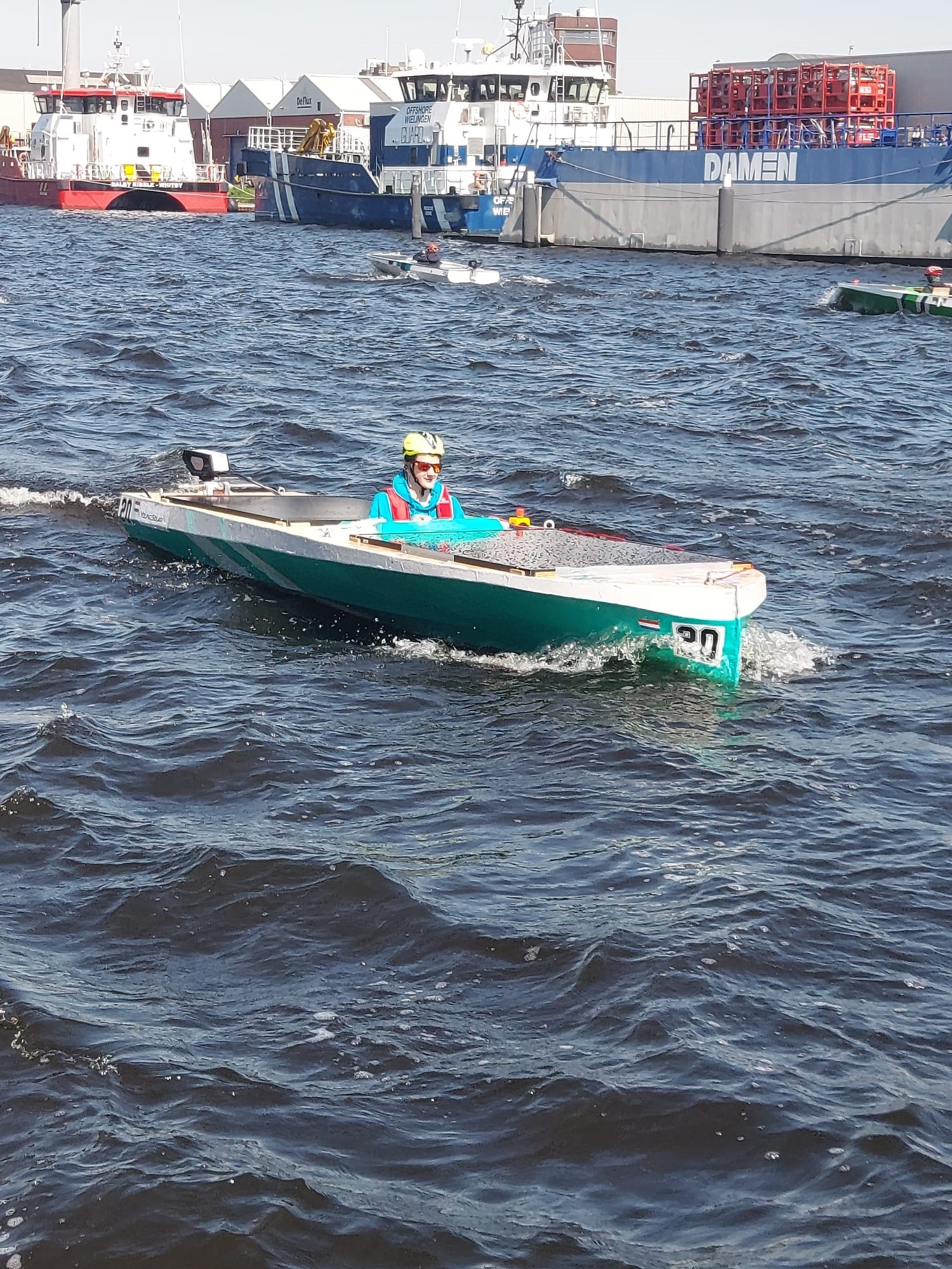 De boot van team KajTanic in het water
