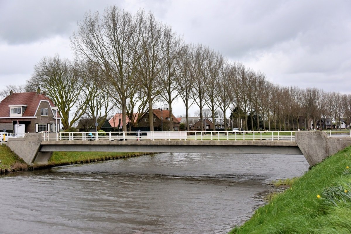 Voetgangers- en fietsersbrug over de Hoofdvaart