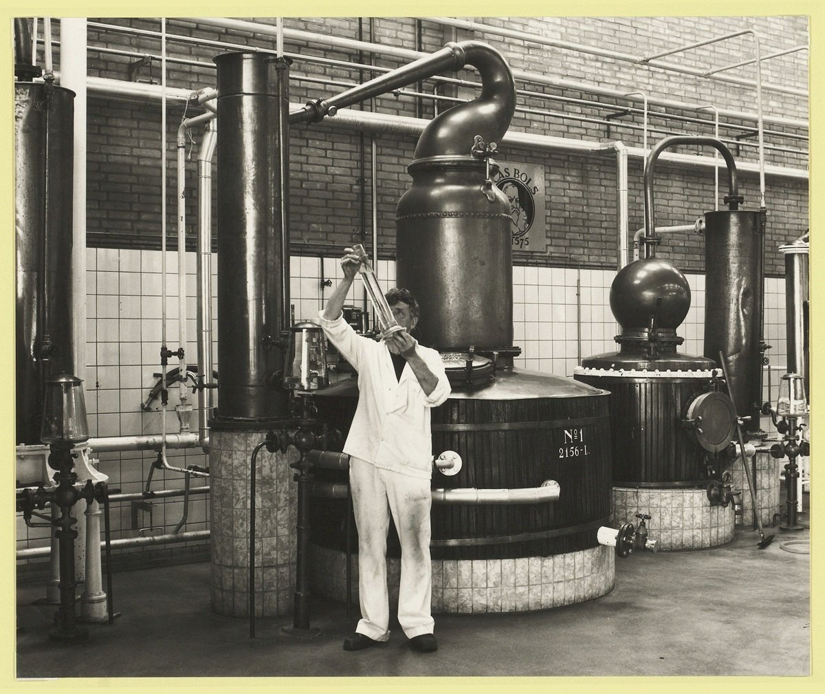 Een Bols-medewerker in de destilleerderij