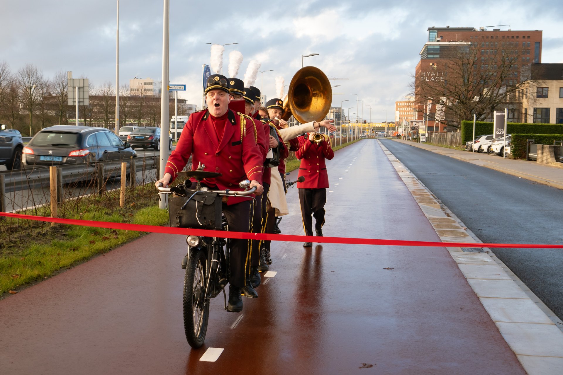 Wethouder Marja Ruigrok fietst het lint door