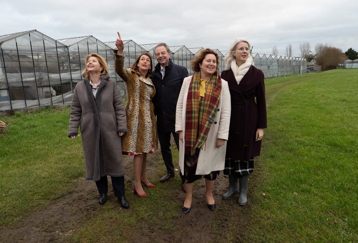 De wethouders Beryl van Straten en Marja Ruigrok in gesprek met de ministers