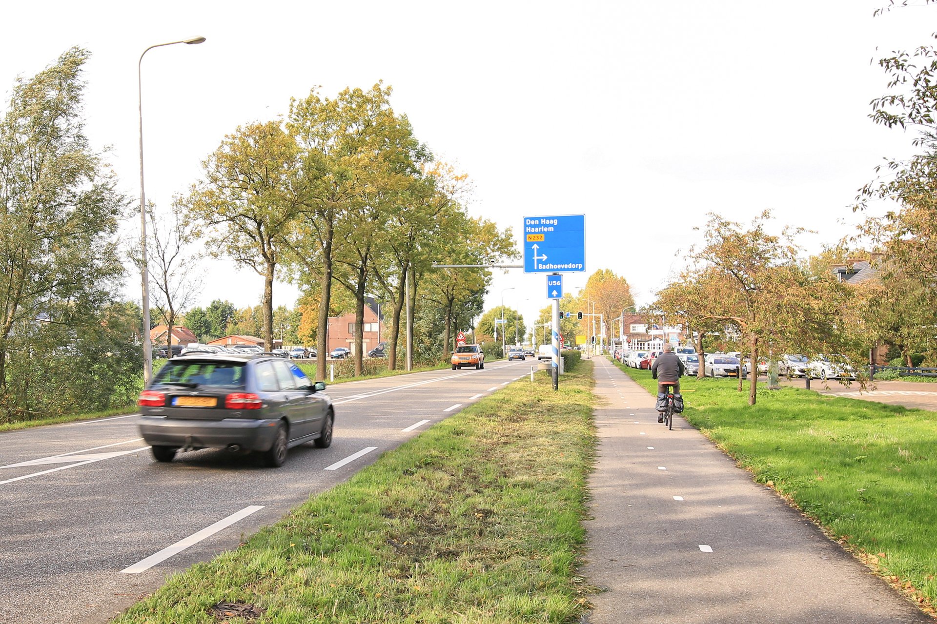 Onlangs afgesproken met de provincie dat de gemeente de Schipholweg in Badhoevedorp overneemt zodat de snelheid verlaagd kan worden. Foto: Henk Roolvink