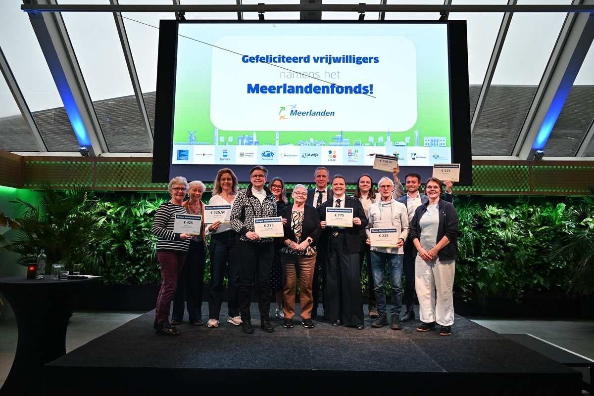 Wethouder Marjolein Steffens met de gelukkigen die een bijdrage hebben gekregen uit het Meerlandenfonds