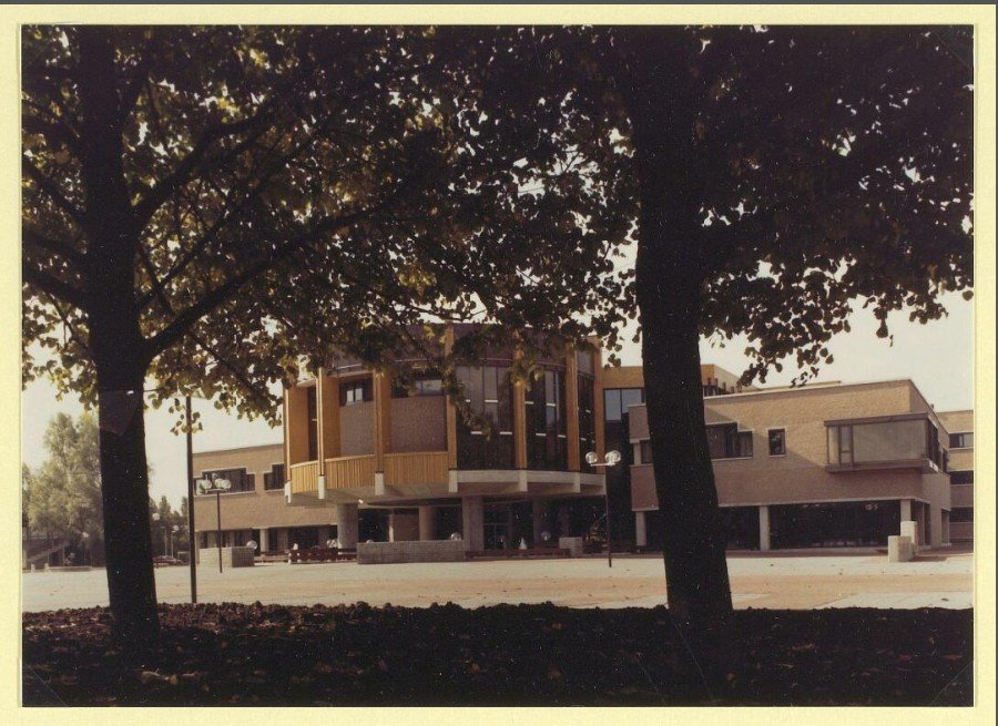Het toen gloednieuwe raadhuis in Hoofddorp. Start bouw 1977, oplevering 1980
