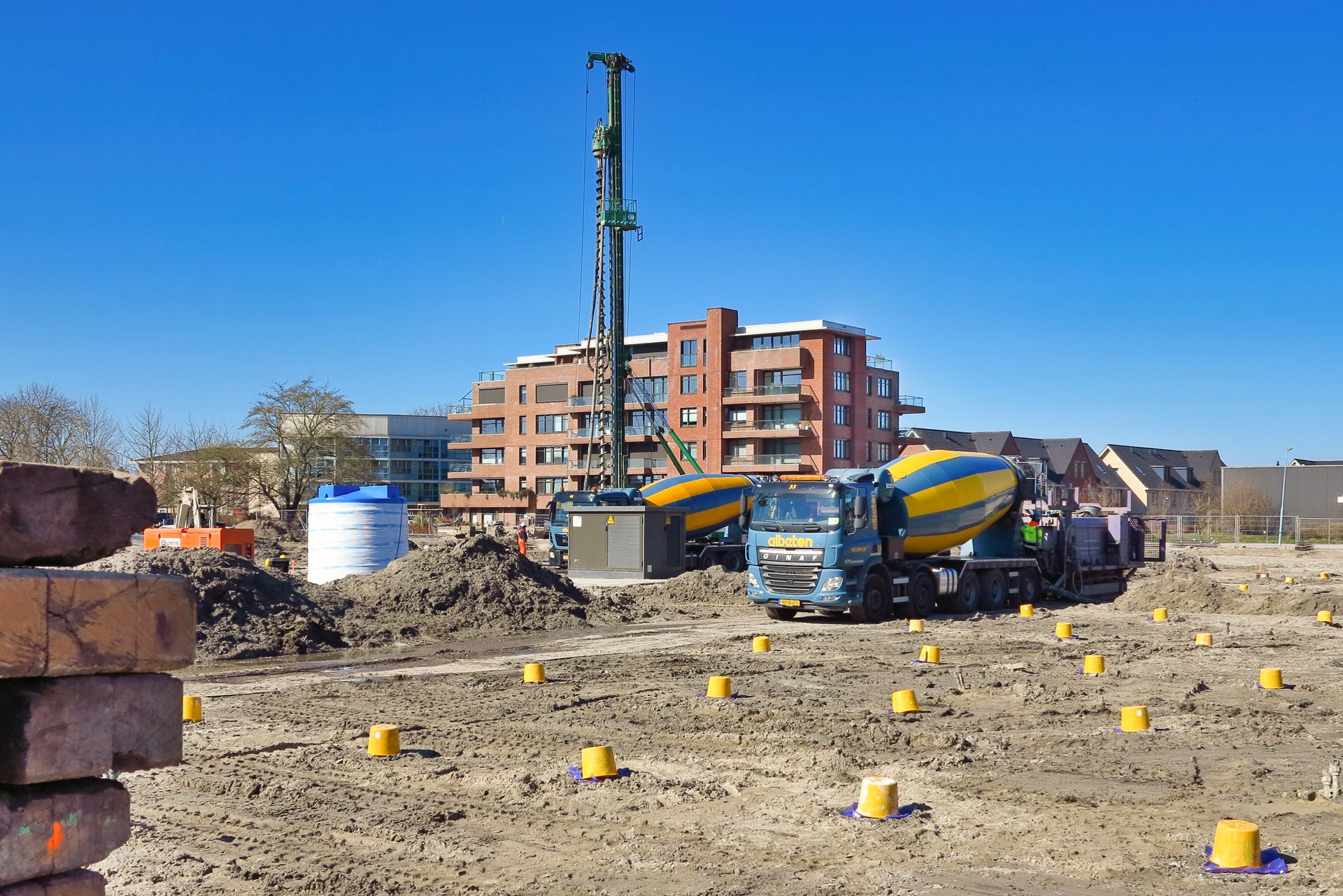 Twee betonwagens, op de locatie van woningbouw Centrum West in Quartebras.