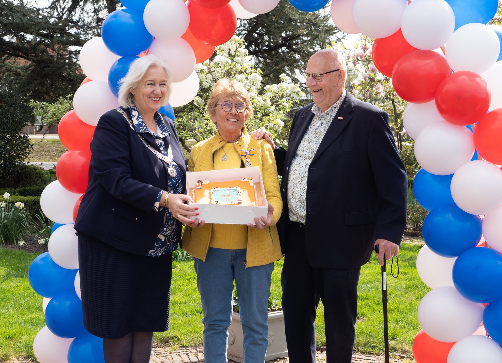 Burgemeester Marianne Schuurmans met mevrouw Joke Weel-van 't Schip.