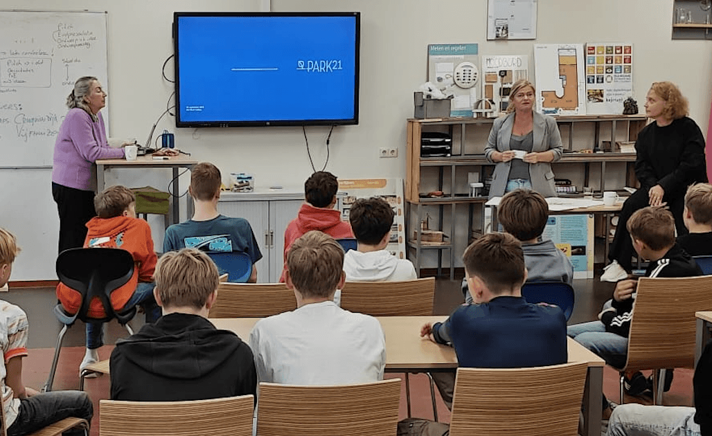 Deze leerlingen van het Kaj Munk College moeten voor een opdracht een nieuwe recreatieve invulling voor in PARK21 bij het Klimpark21 en de speeltuin Kleiland bedenken.