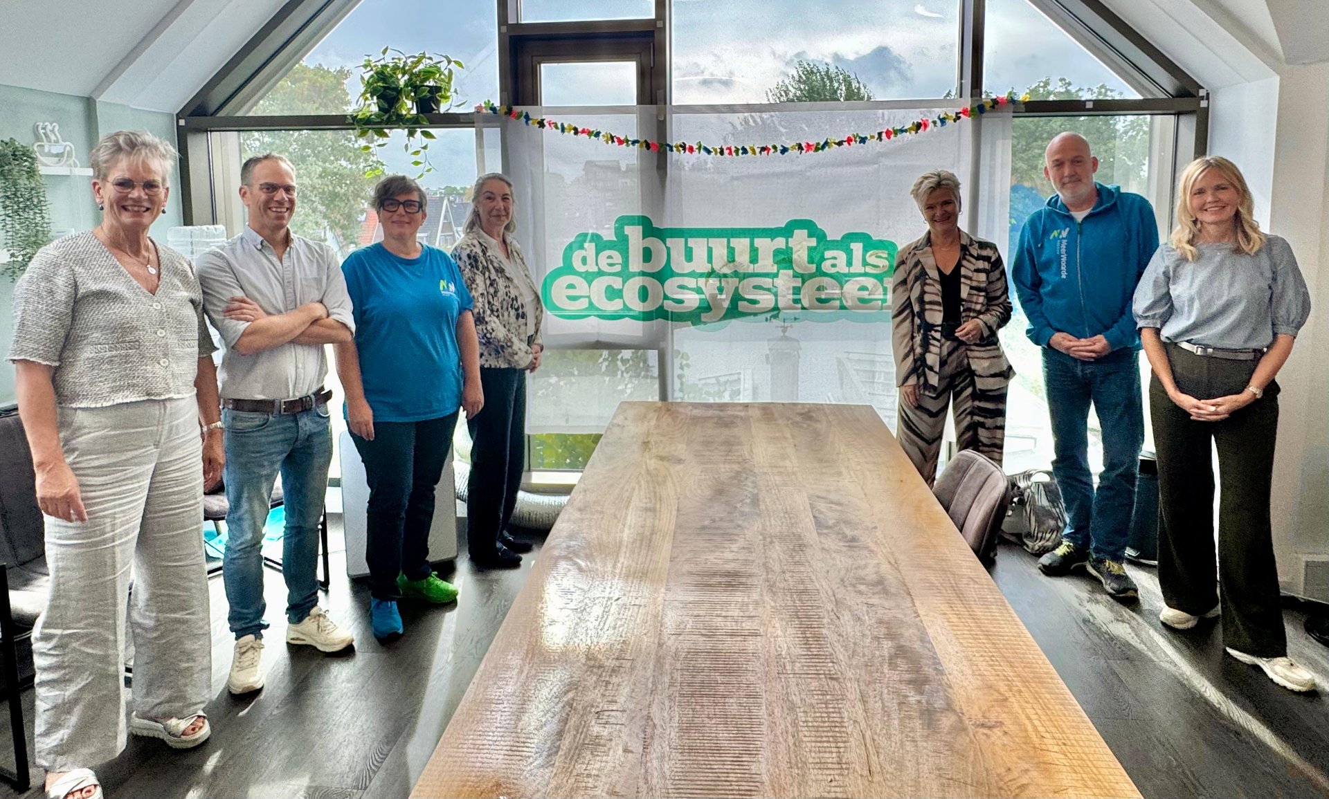 Van links naar rechts: Ingrid Windmeijer (Projectondersteuner), Timo Bongers (huisarts), Hiljan Hoek (sociaal makelaar), Mariette Sedee (wethouder), Inge Borghuis (bestuurder Amstelring), Martijn Kool (bestuurder Meerwaarde), Sigrid Wulfse (wijkverpleegkundige en kartrekker van het project).