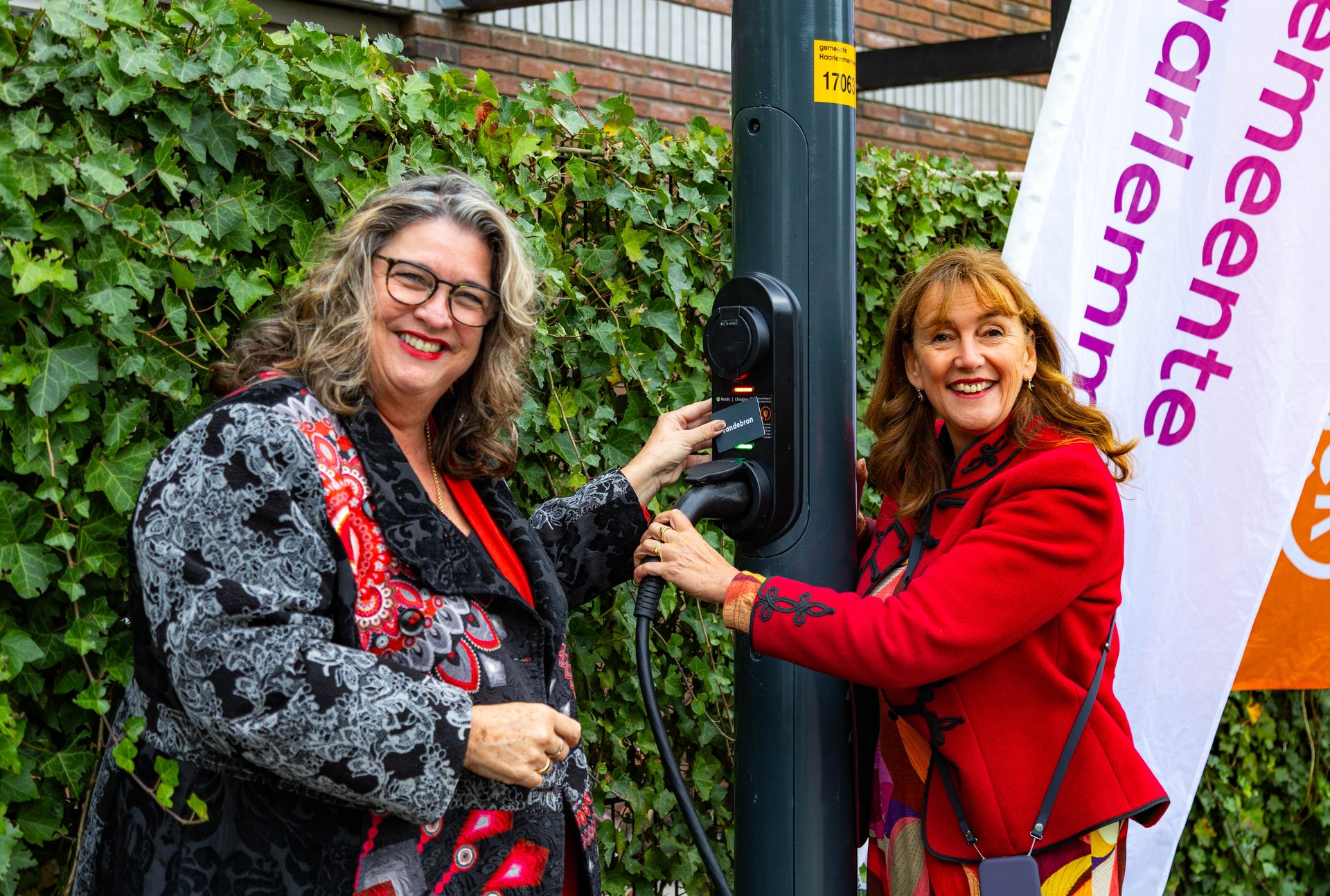 De wethouders Marja Ruigrok (Verkeer en Vervoer) en Marjolein Steffens-Van de Water (Fysieke Leefomgeving) namen de laadplekken in gebruik.