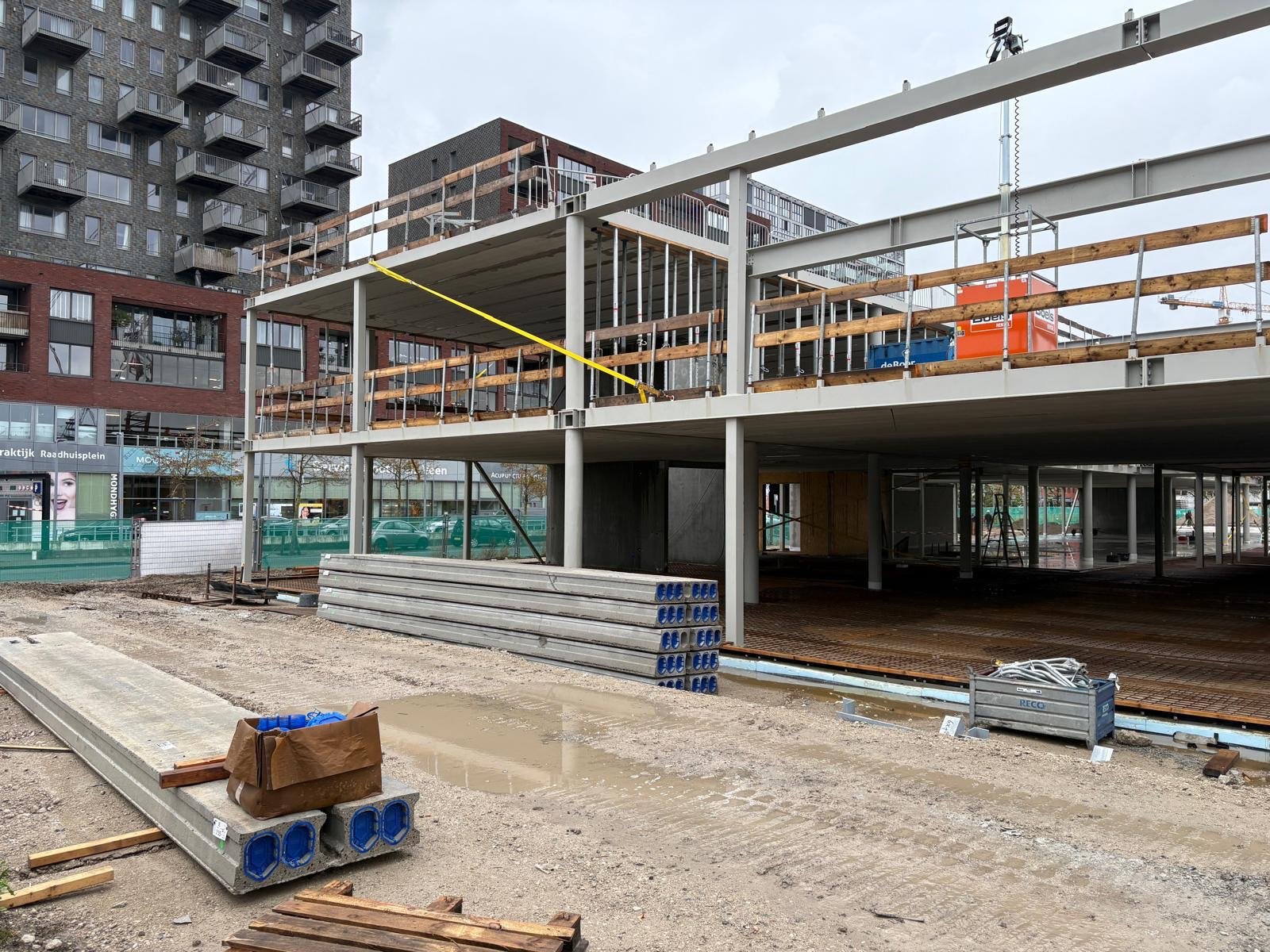 De bouw van het nieuwe gemeentehuis ligt op schema.