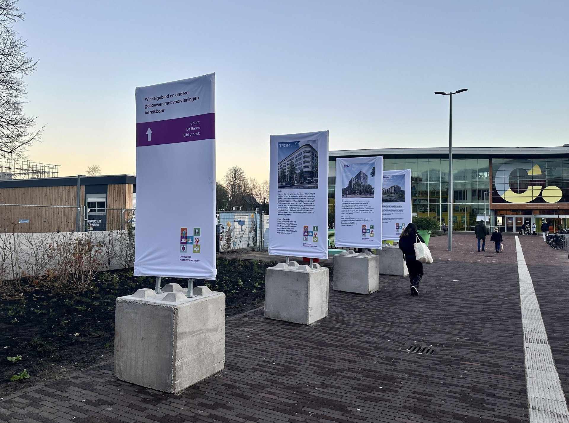 Informatie- en bewegwijzeringsborden.