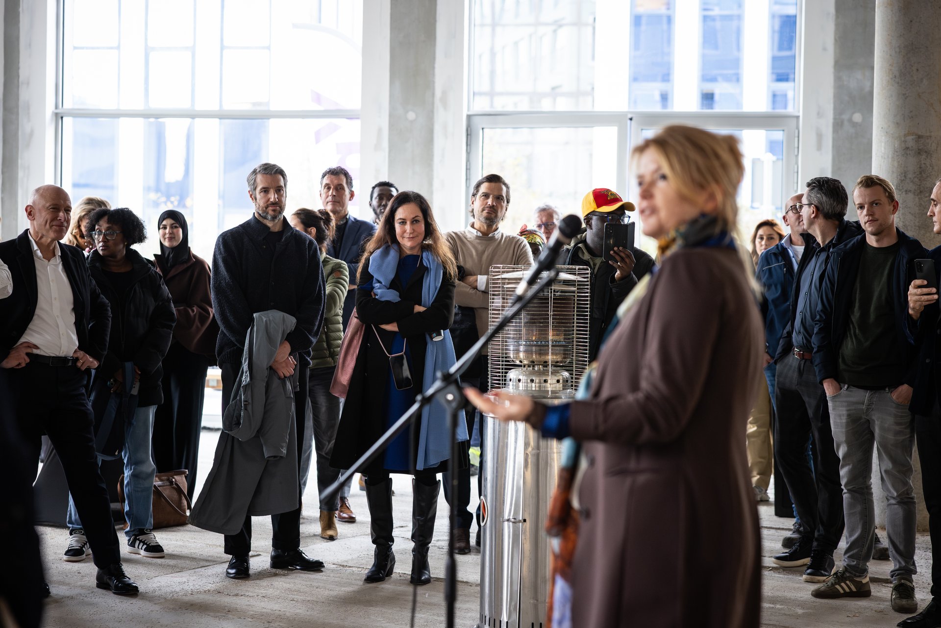 Beryl van Straten spreekt.