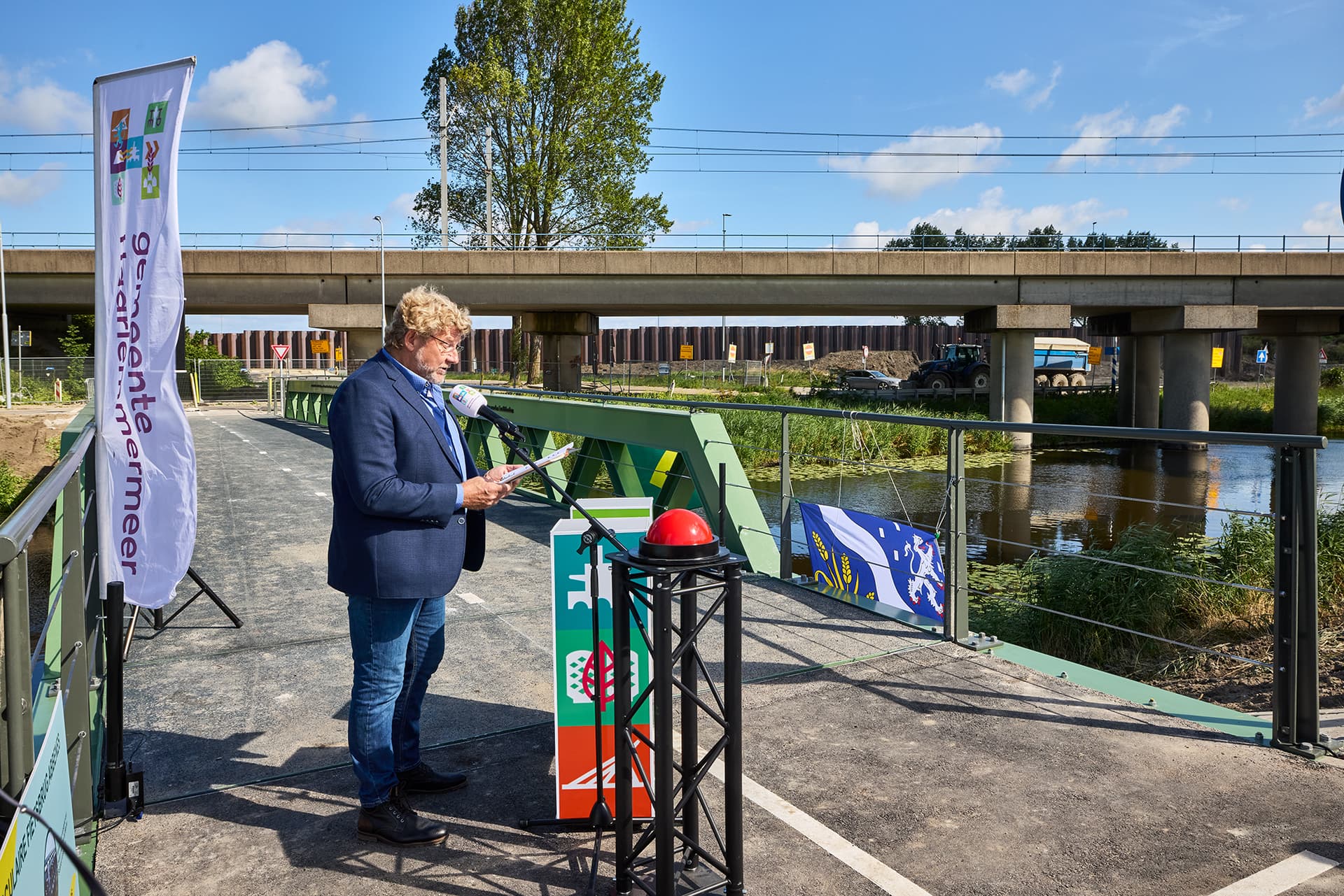Op de leuning van de brug staat een gedicht van Leo Richardson. Hij is de Polderdichter van Haarlemmermeer.