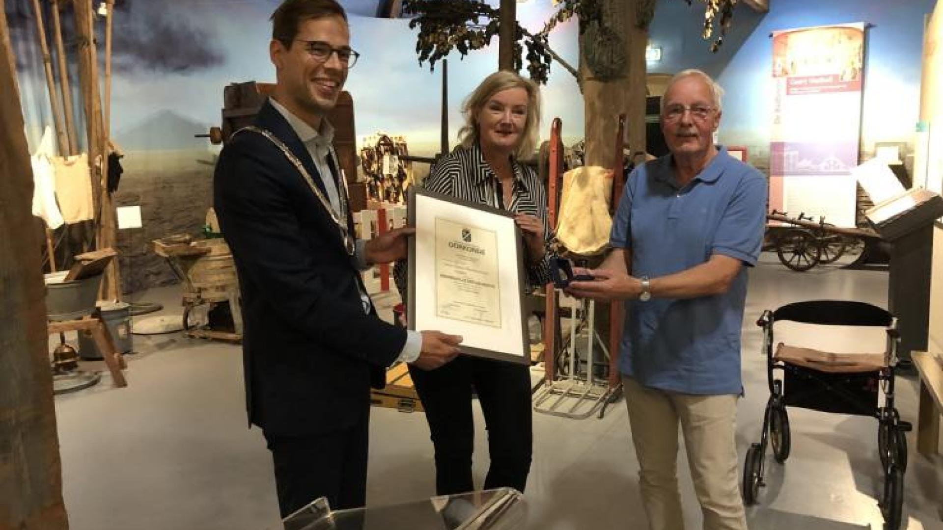 Elise van Melis, directeur van Haarlemmermeermuseum De Cruquius, en Henk van de Hoef, eindredacteur van Meer-Historie magazine ontvangen een eremedaille uit handen van locoburgemeester Jurgen Nobel.
