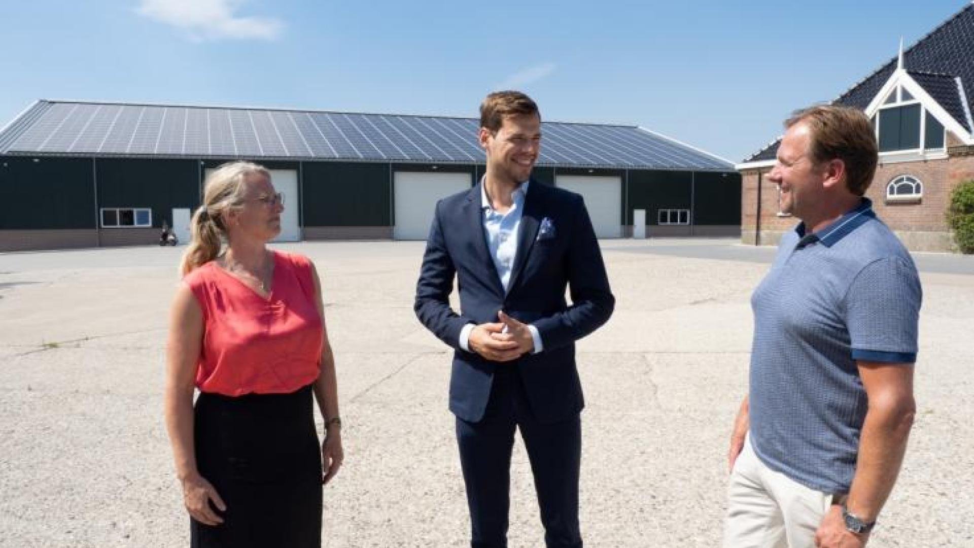 Andrea van de Graaf (Tegenstroom), Jurgen Nobel bij het dak vol zonnepanelen van Hein van Elderen