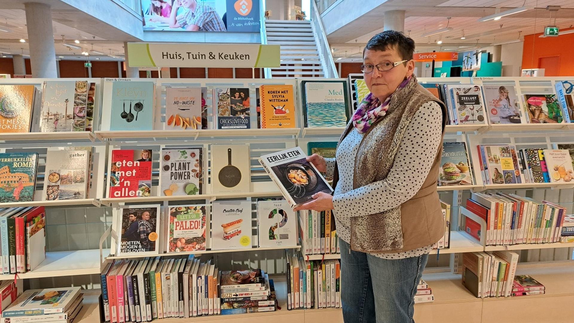 Cora Rijgersberg in de bibliotheek in Hoofddorp