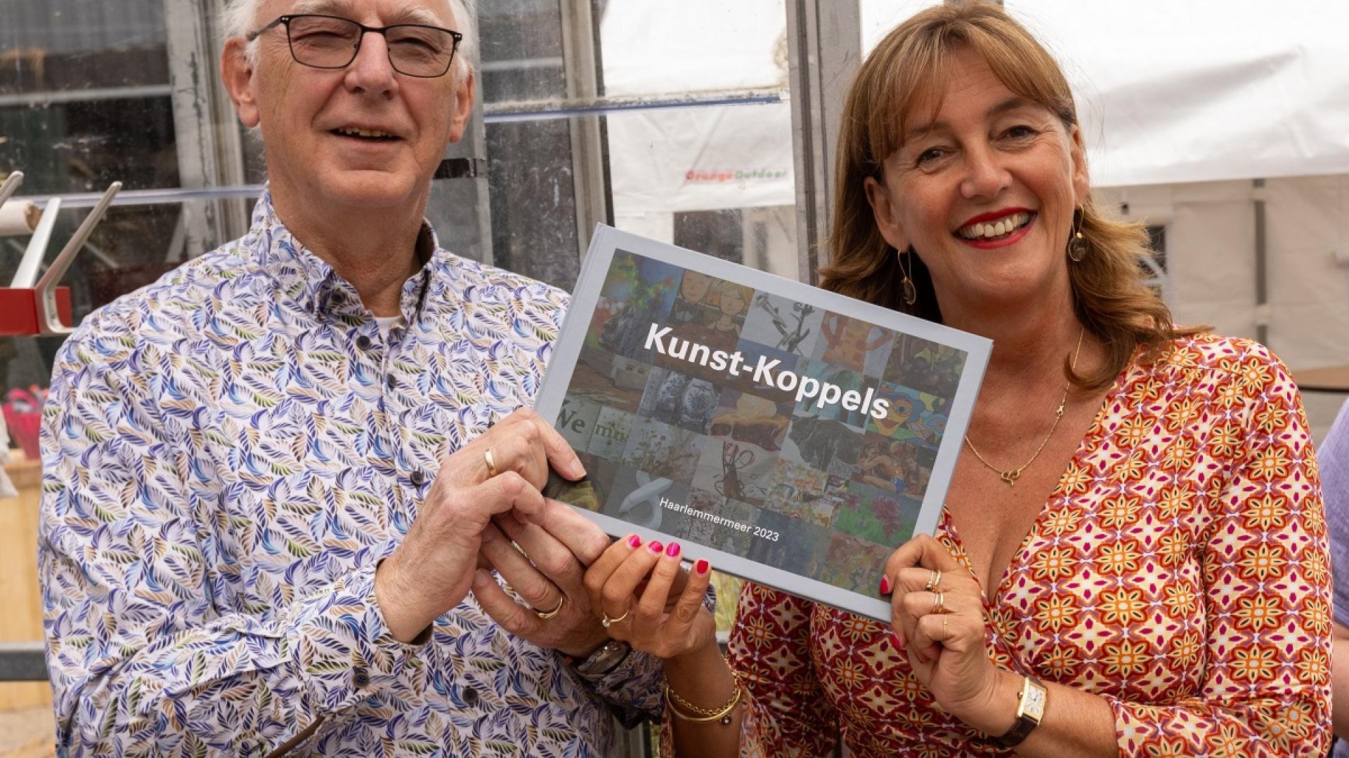 Piet Dees en wethouder Marja Ruigrok presenteren het boek Kunstkoppels