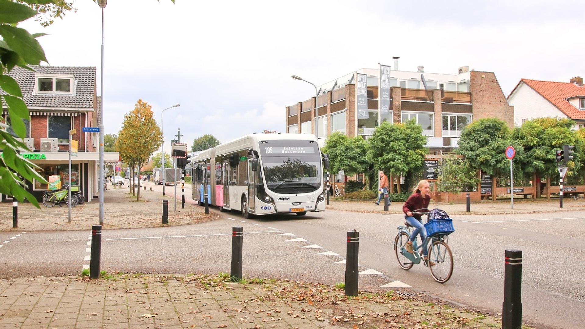 De bus rijdt langs Zeemanlaan en Sloterweg