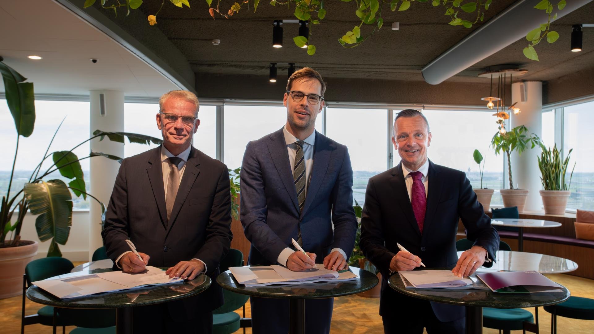 Drie overheden ondertekenden woensdag 1 november een overeenkomst over samenwerking voor de ontwikkeling van Spoorzone Hoofddorp. 