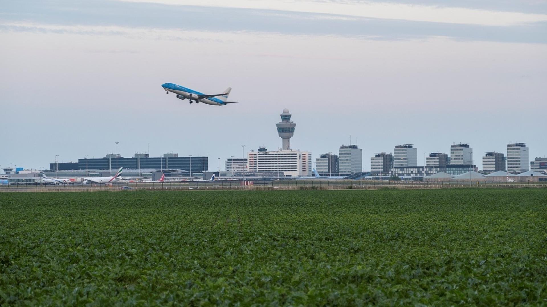 Een vliegtuig stijgt op op Schiphol