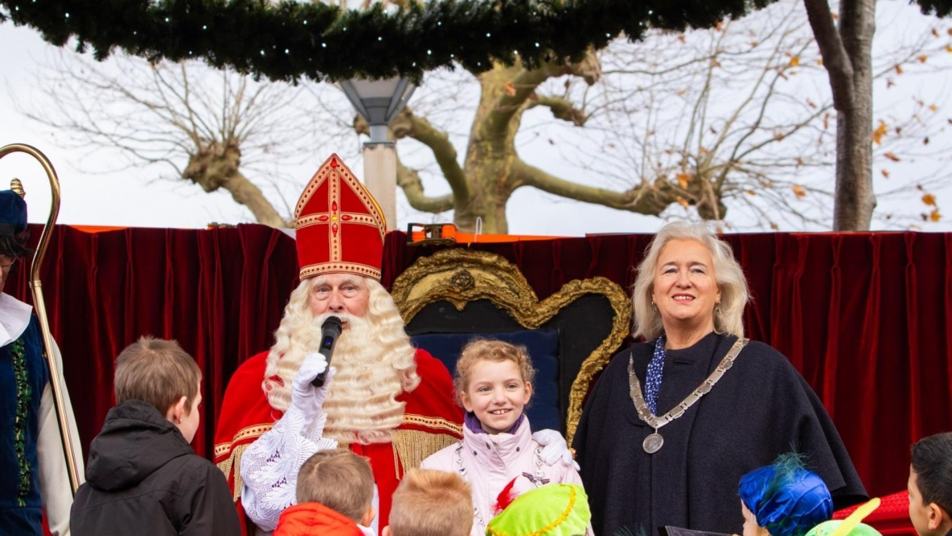 Vivienne Vermue en burgemeester Marianne Schuurmans bij de intocht van Sinterklaas in Nieuw-Vennep