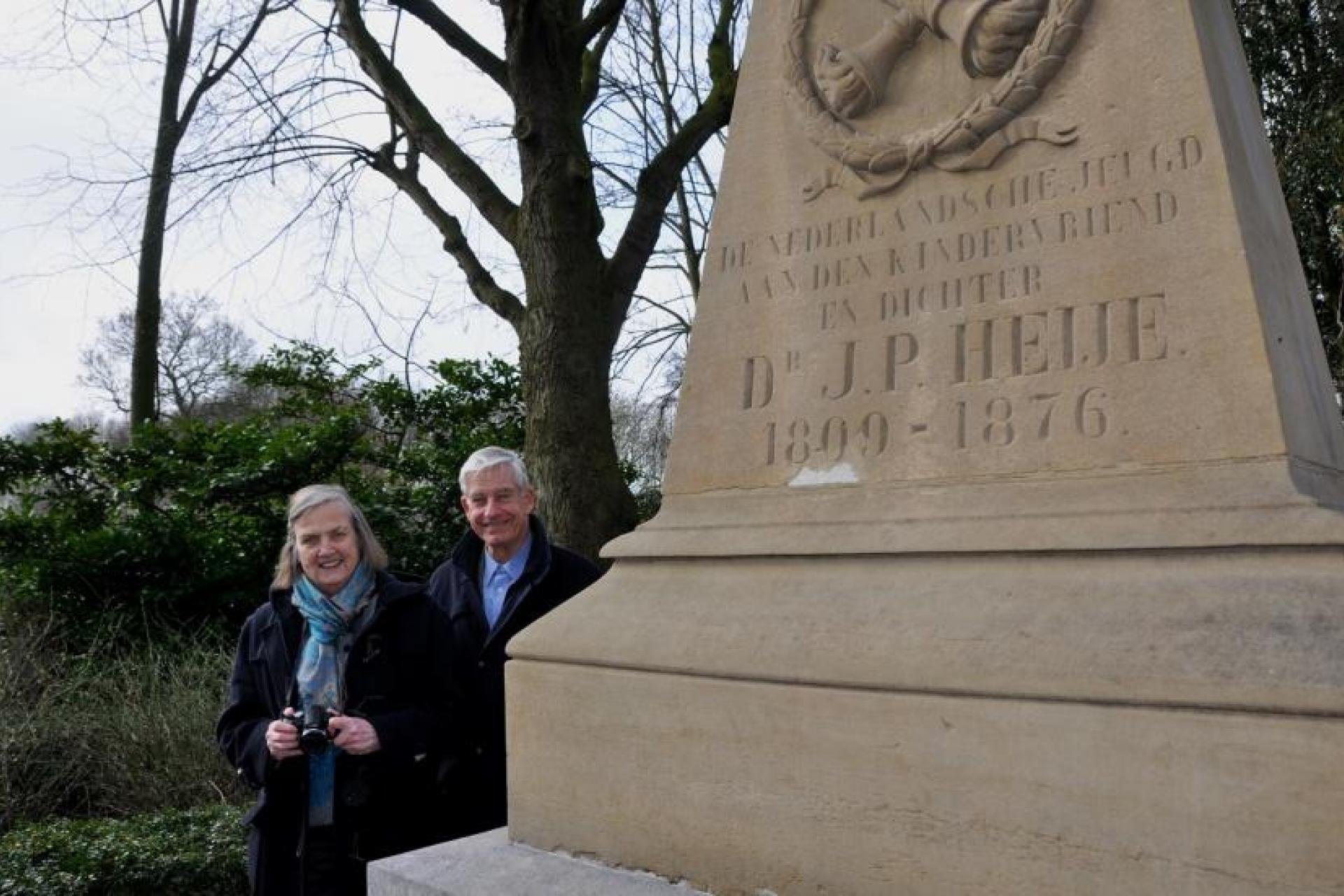 De achter-achterkleinzoon van Jan Pieter Heije, Wil. Hubertus en zijn vrouw Gesine Daniels bij het graf van J.P. Heije.