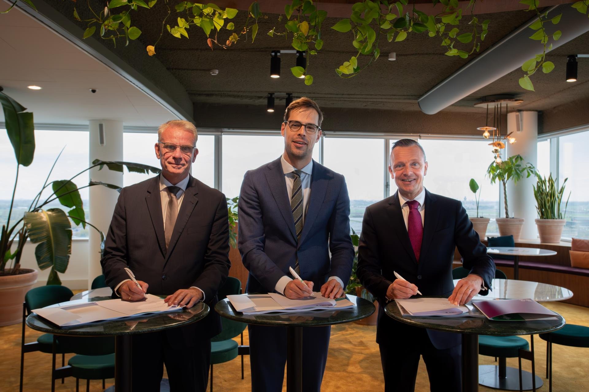 Drie overheden ondertekenden woensdag 1 november een overeenkomst over samenwerking voor de ontwikkeling van Spoorzone Hoofddorp. 